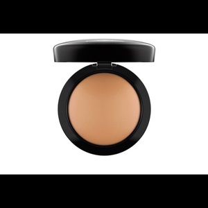 MAC Cosmetics Mineralize Skin Finish in Dark